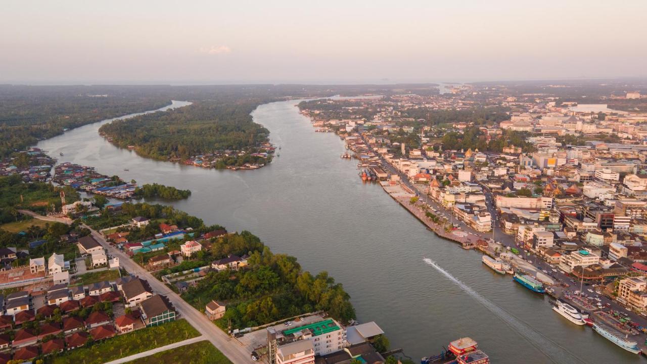 Sleepbox Hostel Suratthani Сурат Тхани Екстериор снимка
