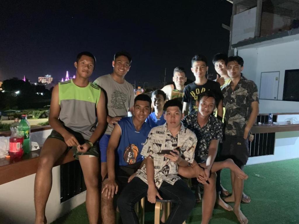Sleepbox Hostel Suratthani Сурат Тхани Екстериор снимка