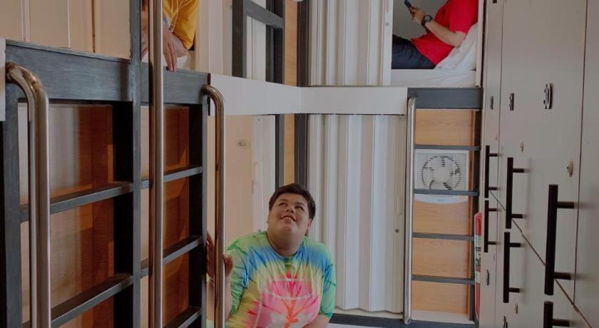 Sleepbox Hostel Suratthani Сурат Тхани Екстериор снимка